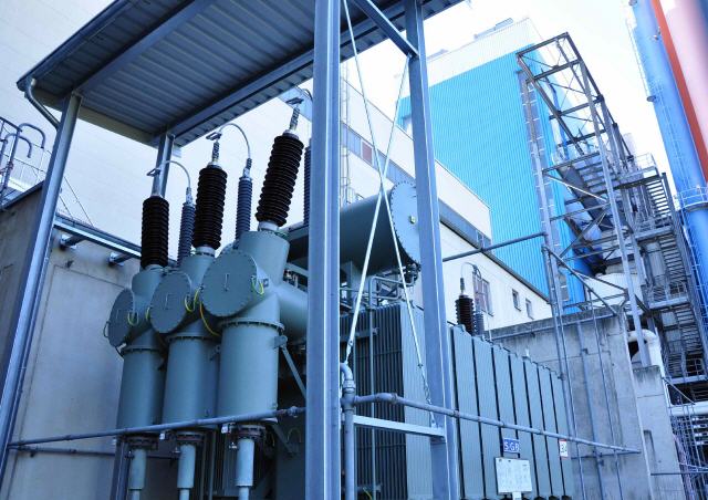 Trafos leiten den erzeugten Strom zum Umspannwerk.