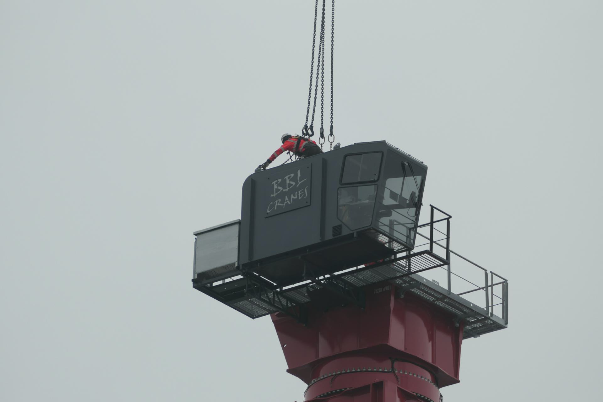 Die Montage der 3,5t schweren Krankanzel.