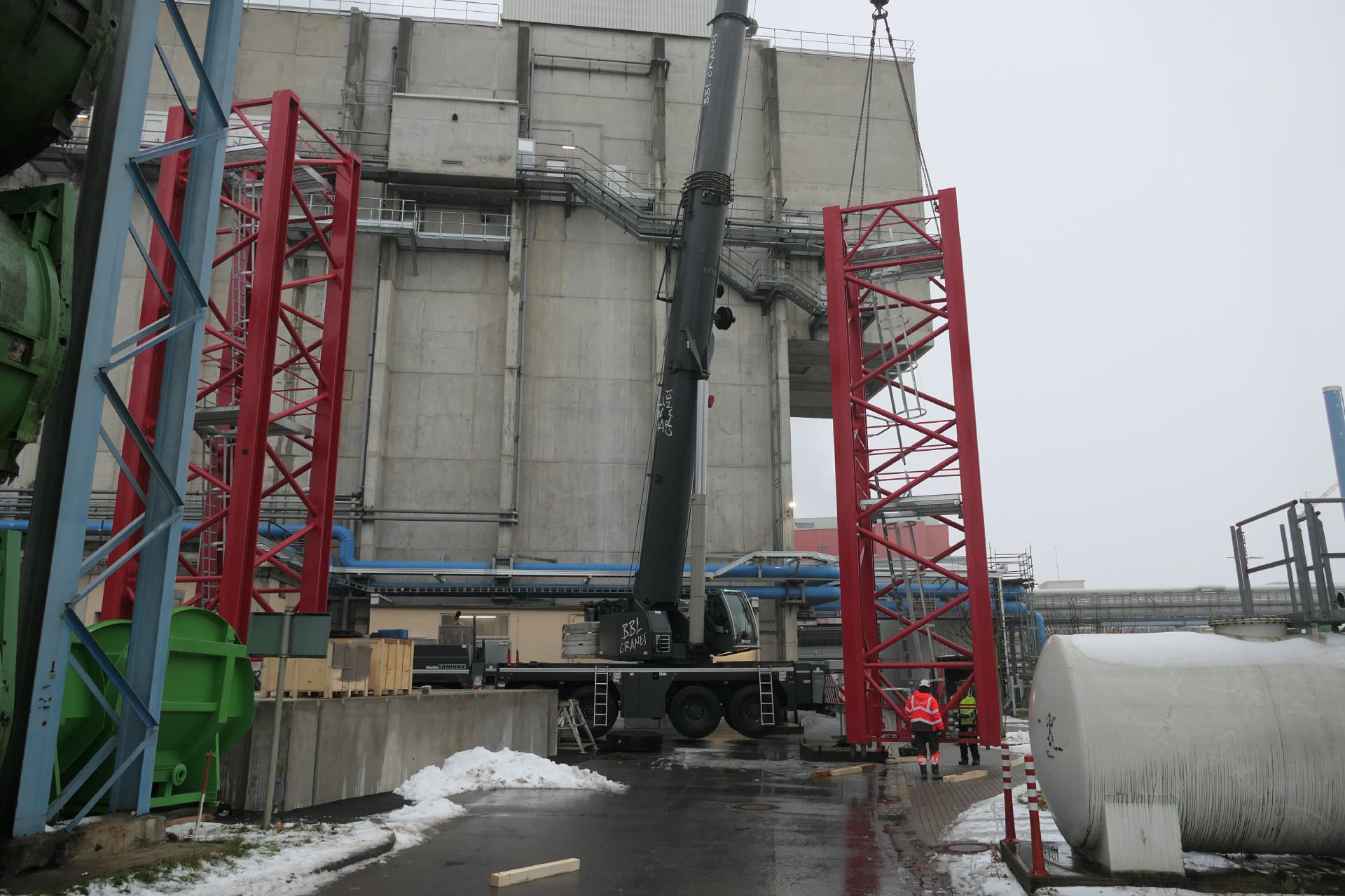 Vor der Montage mussten die tonnenschweren Elemente mit einer L&auml;nge von 12 Metern aufgestellt werden: 