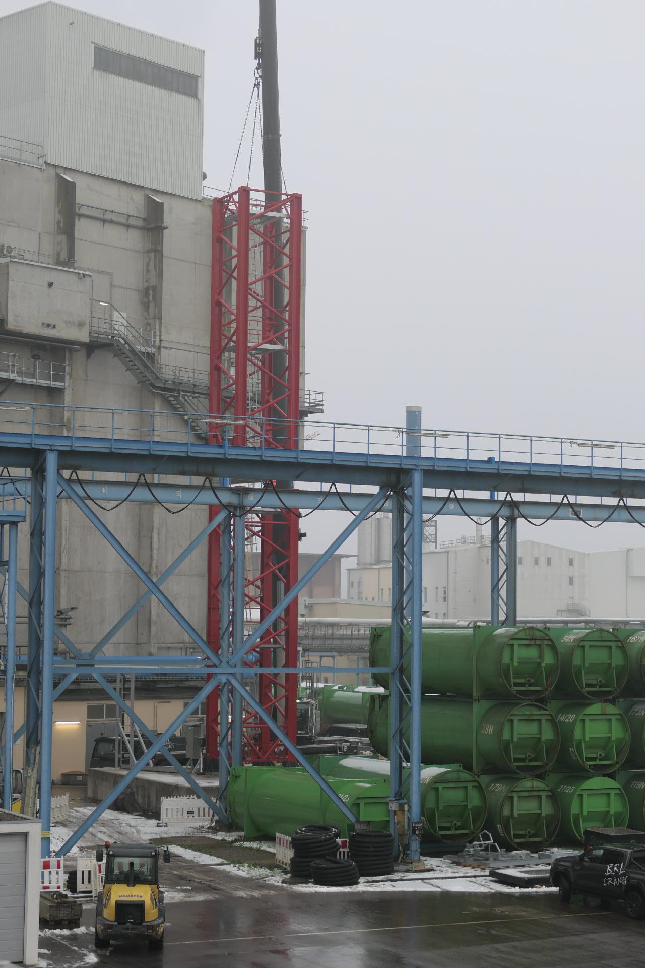 Mit einem 300t Autokran der Firma BBL, dem Hersteller des �Wotan�, wurden die Kranteile bis zur Turmh&ouml;he von 55 Meter, in Position gebracht und miteinander verankert. 