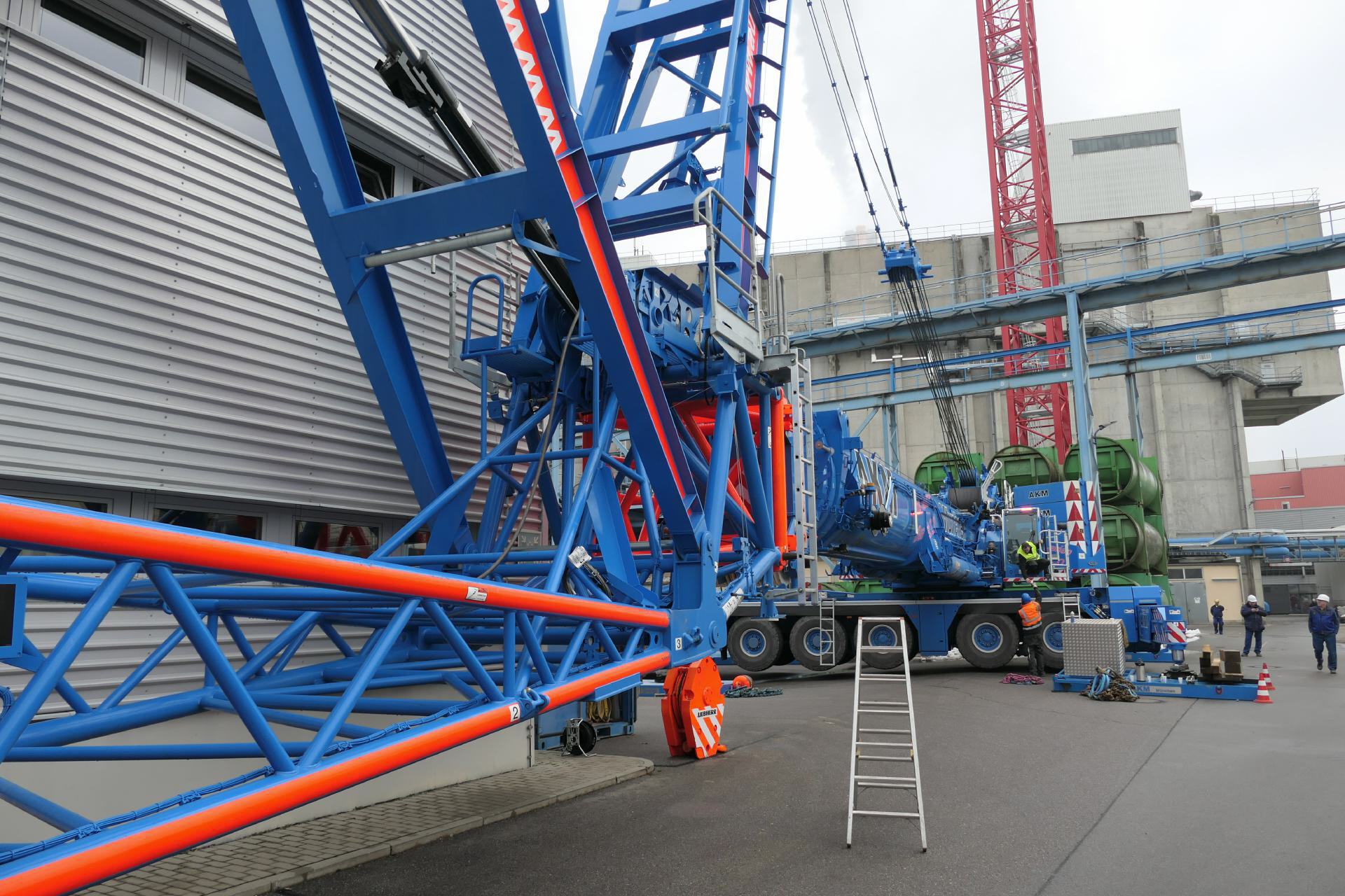 Die Schnittstelle vom Autokran zum  51 Meter langen Ausleger. 