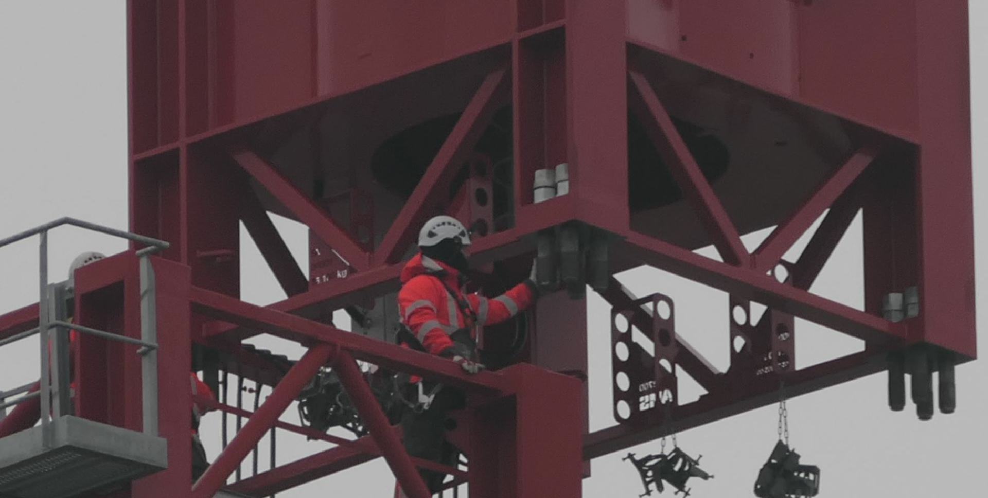 Hier gut zu sehen, die gro&szlig;en Ankerbolzen zur Verbindung mit dem Turm.